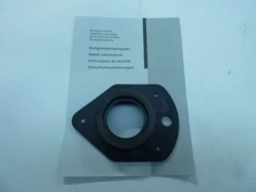 Dichtung in schwarzer Farbe, rechteckig mit rundem Ausschnitt und seitlichem Bohrloch, auf einem Blatt mit Sicherheitshinweisen von Remeha.